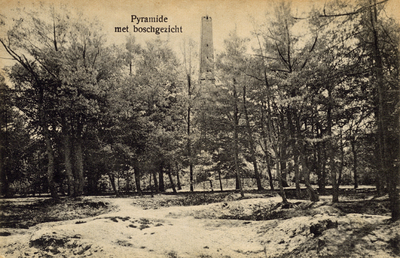 17838 Gezicht in het bos bij Austerlitz, met op de achtergrond de pyramide.N.B. Dit gedeelte van Austerlitz maakt deel ...